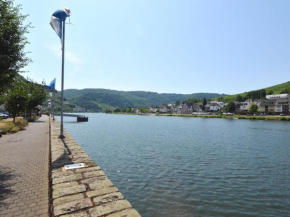 Lovely modern apartment walking distance from the Mosel shops and restaurants